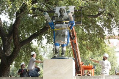 A 1933 statue of Confederate leader Jefferson Davis is removed from the University of Texas campus .